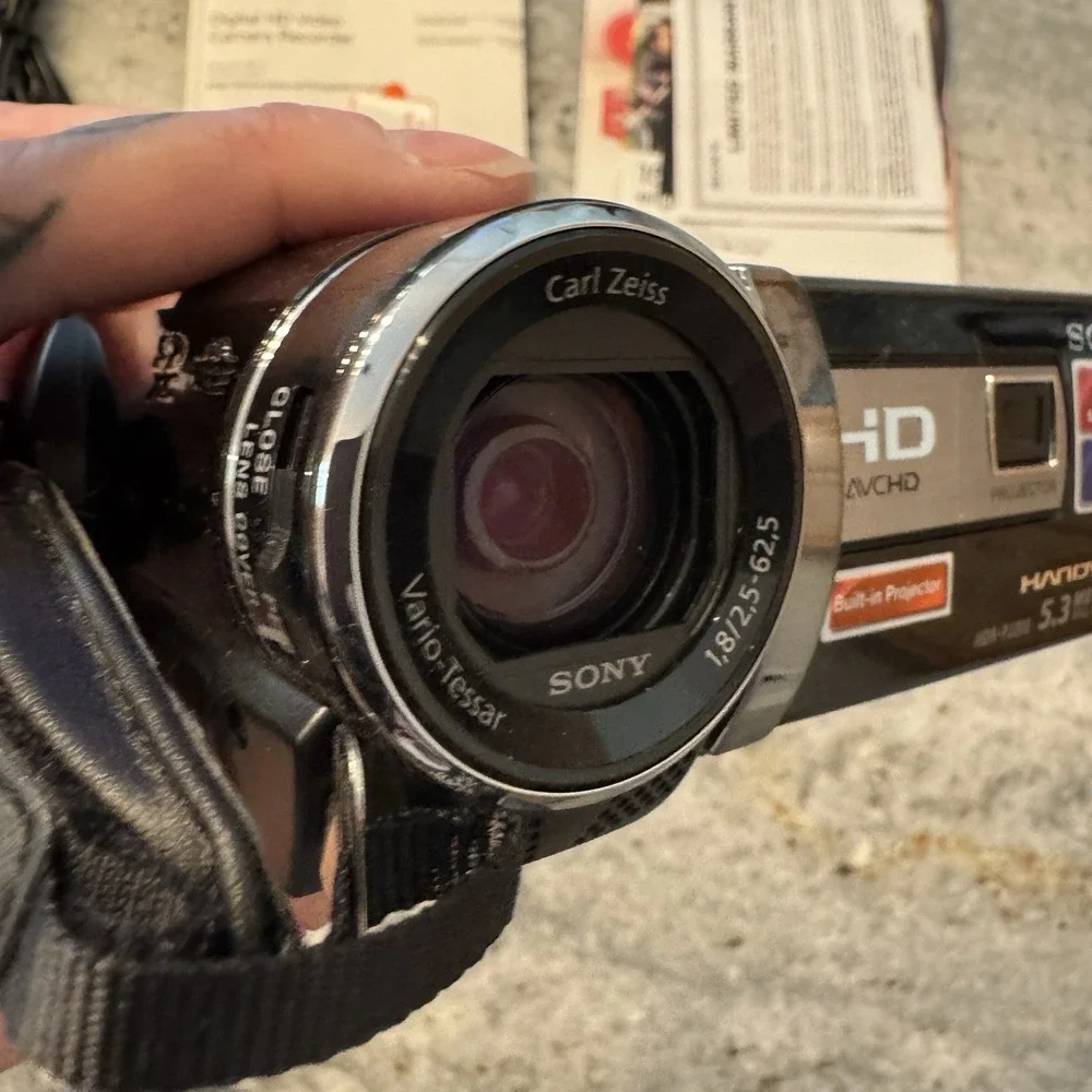 Sony Handycam HDR-PJ200 Full HD Camcorder w/Built-In Projector 30x Zoom